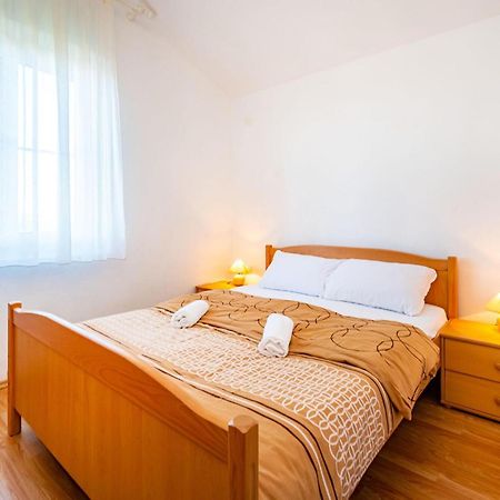 2 Bedroom Amazing Apartment In Nevidane ภายนอก รูปภาพ