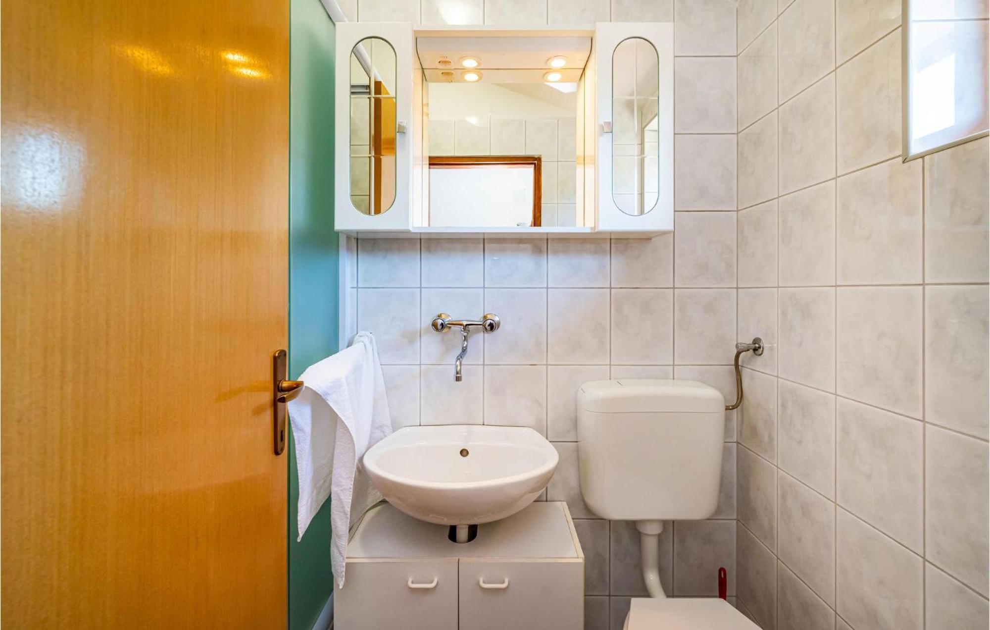 2 Bedroom Amazing Apartment In Nevidane ภายนอก รูปภาพ