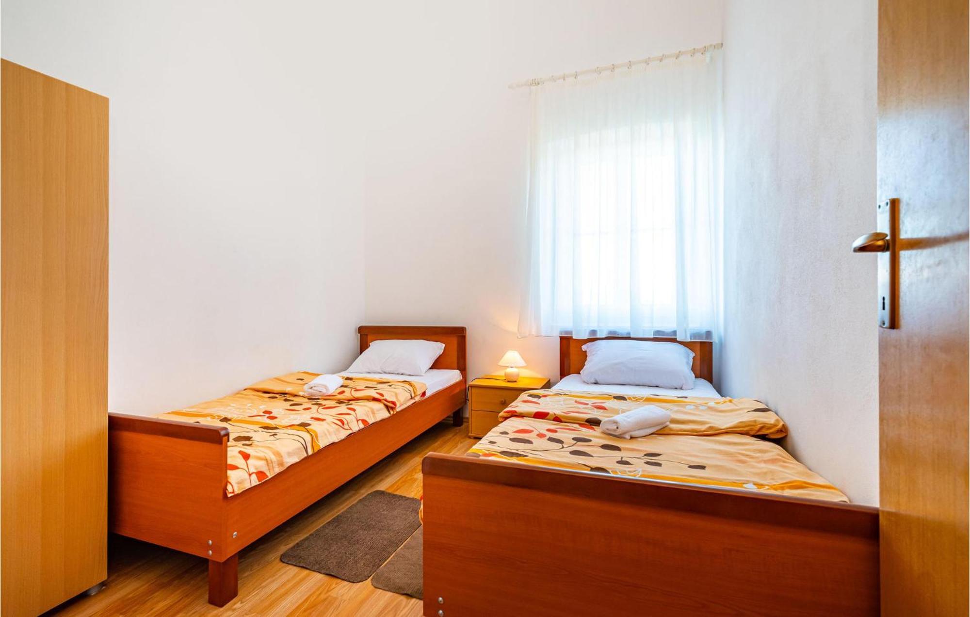 2 Bedroom Amazing Apartment In Nevidane ภายนอก รูปภาพ