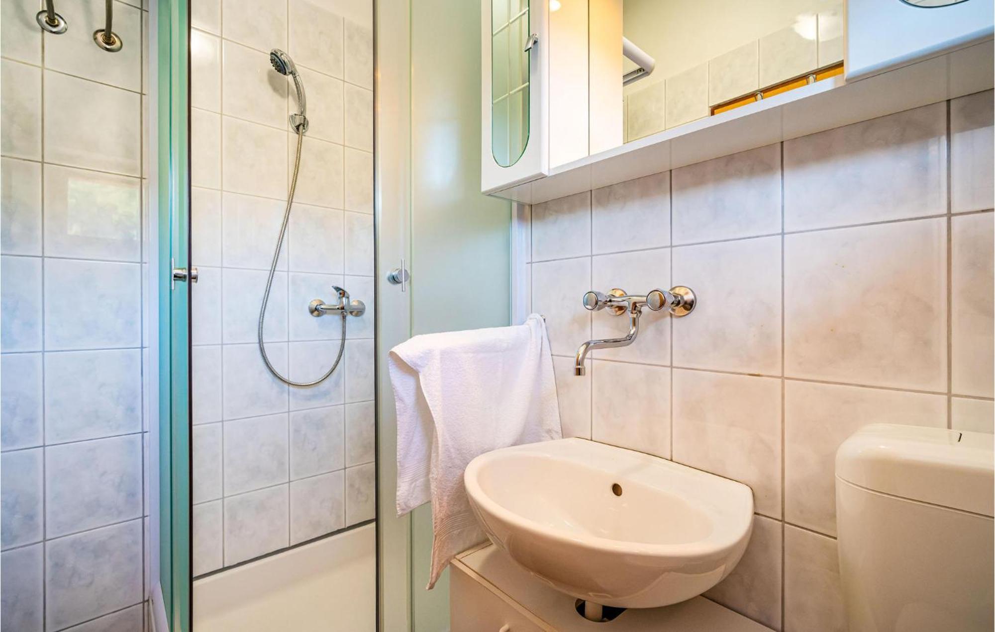 2 Bedroom Amazing Apartment In Nevidane ภายนอก รูปภาพ