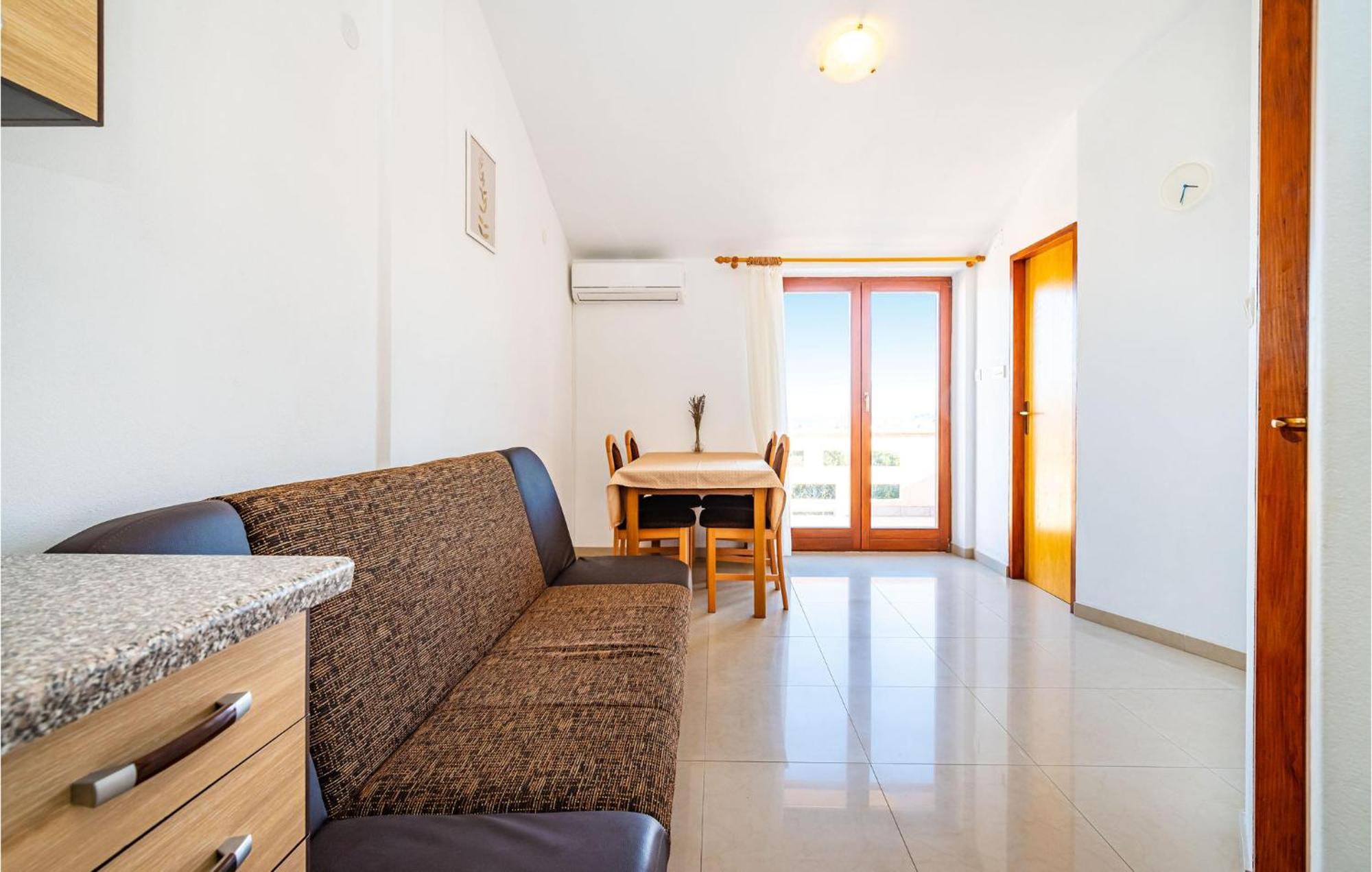 2 Bedroom Amazing Apartment In Nevidane ภายนอก รูปภาพ