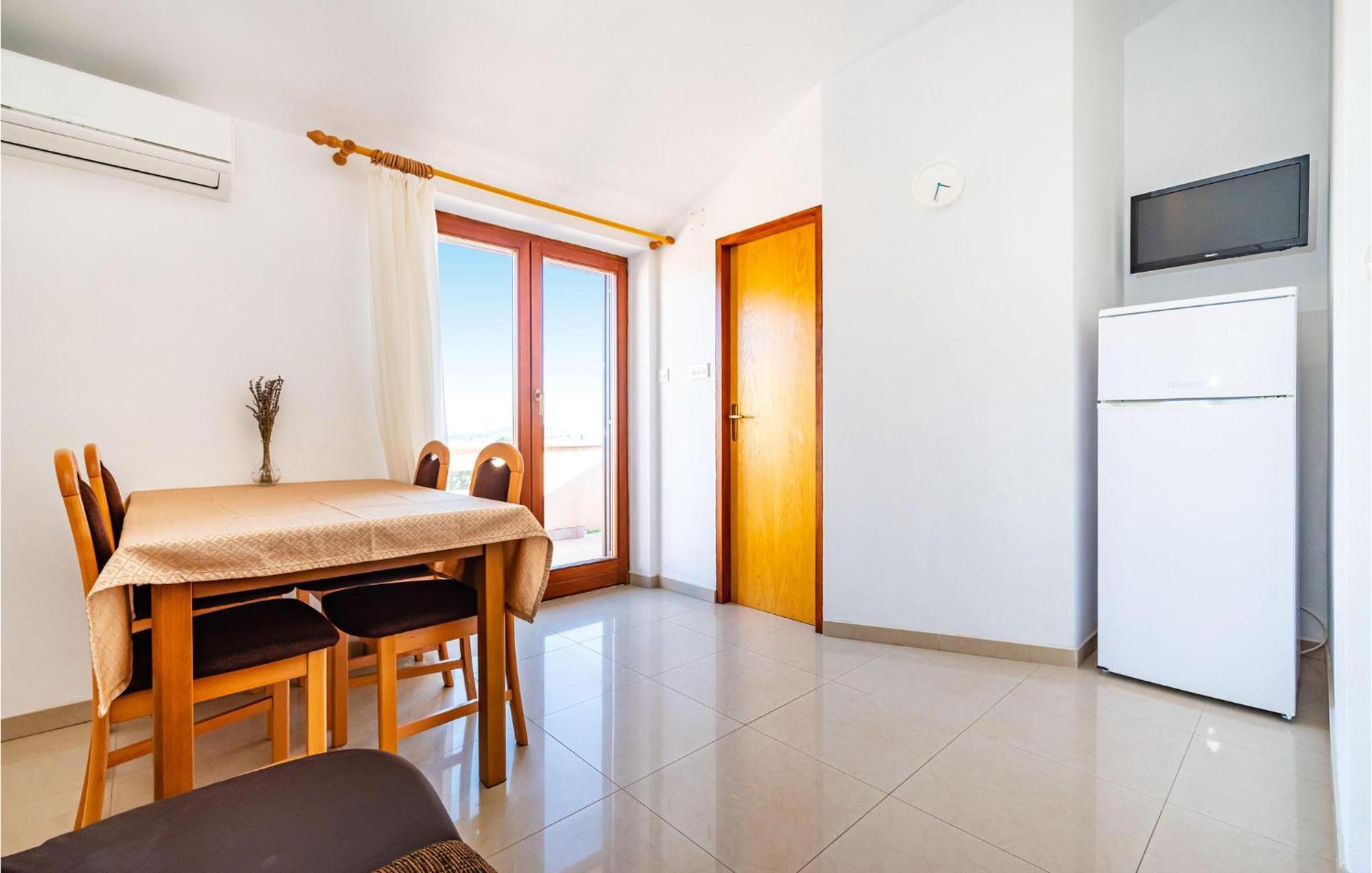 2 Bedroom Amazing Apartment In Nevidane ภายนอก รูปภาพ